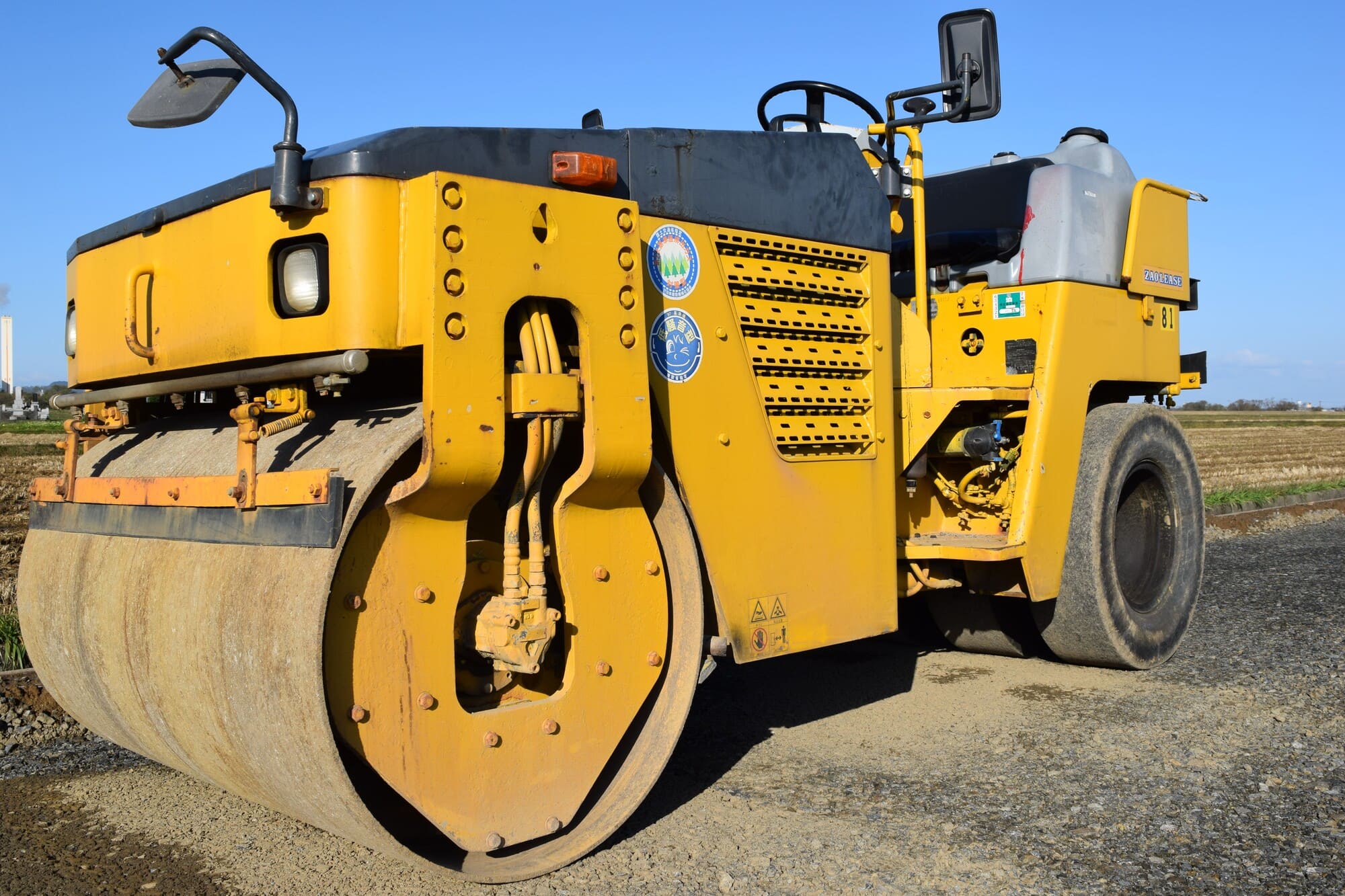 西尾レントオールのレンタル用建設機械ロードローラーの点検整備の様子