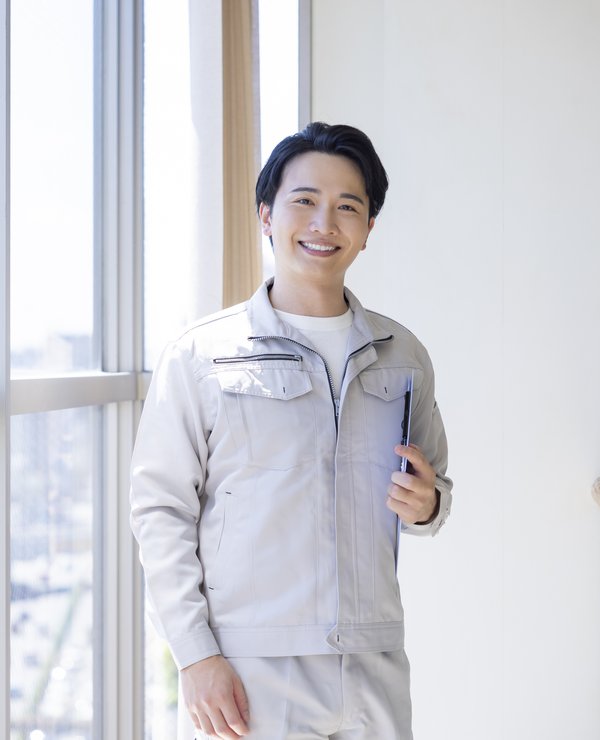 作業着姿で笑顔を見せるフィールドエンジニア