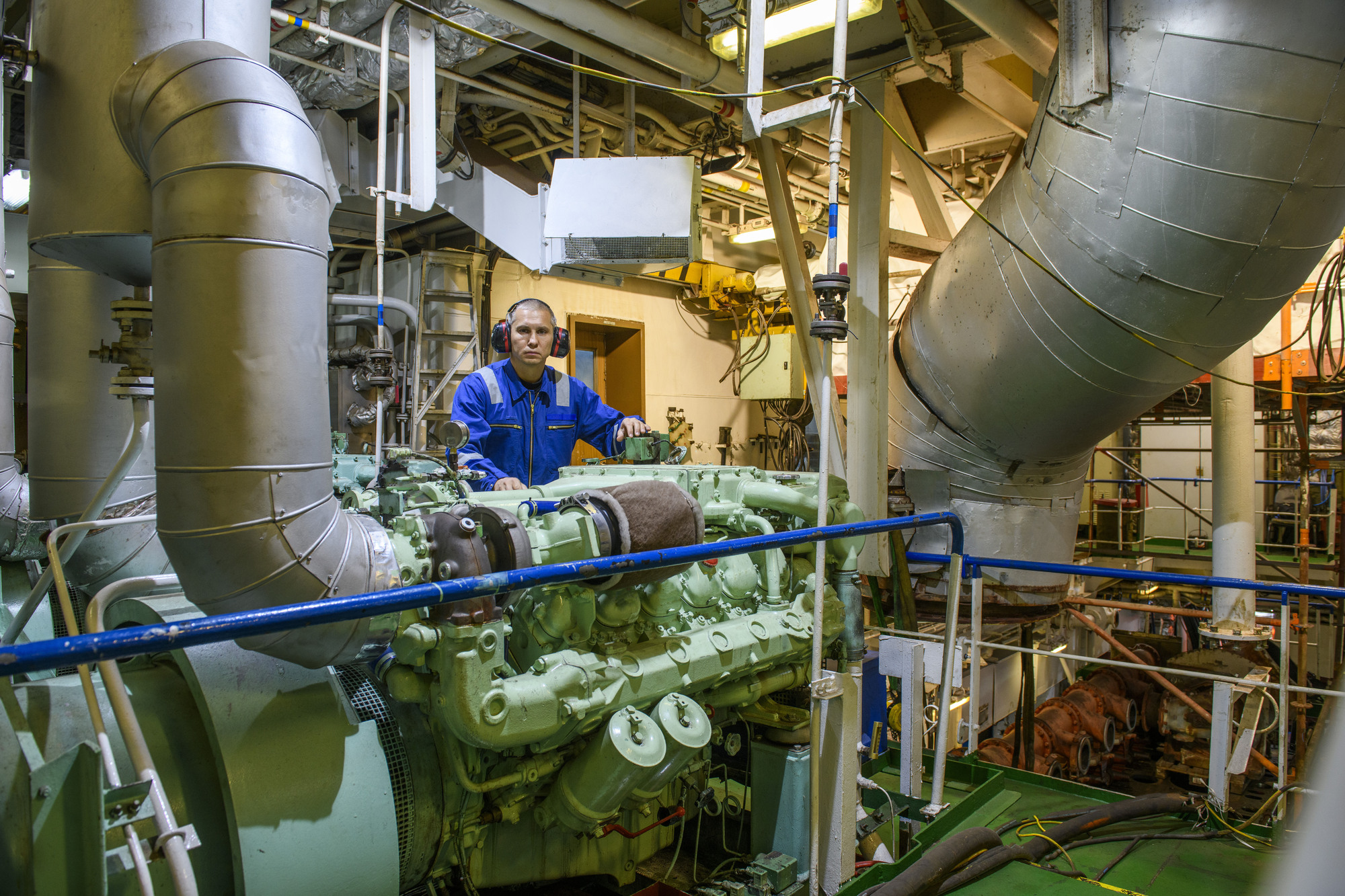 船舶整備の求人を検討する整備士