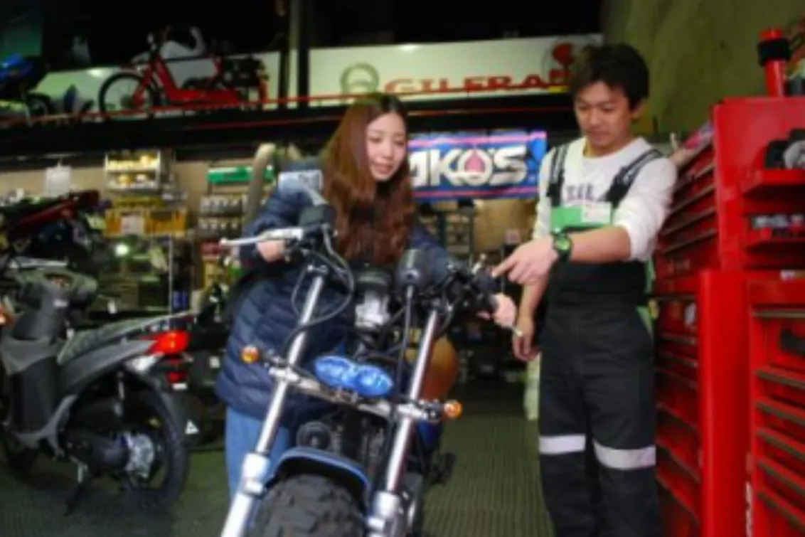 株式会社エスシーエス_SCS白山本店_接客風景