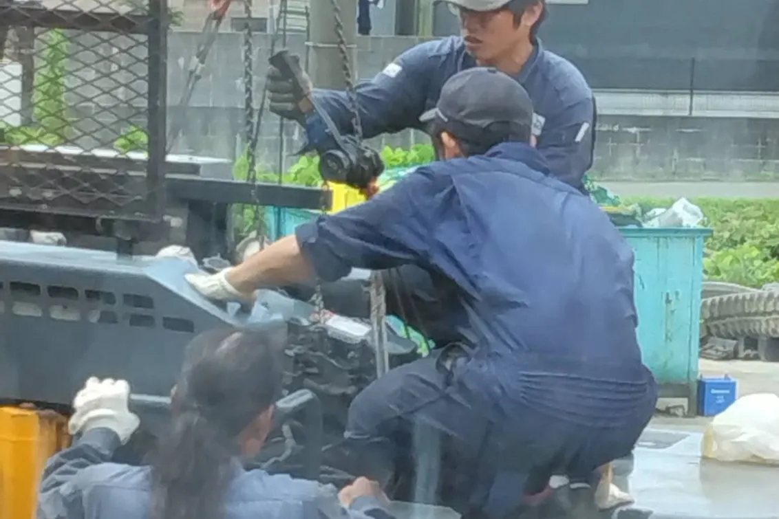 株式会社HHC協創サービス_九州事業所_建機整備風景