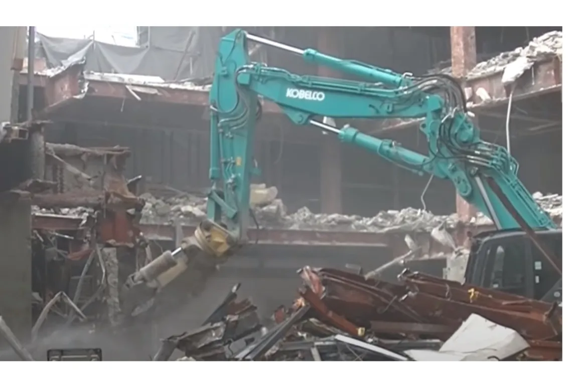株式会社エステーケー_盛岡支店_機械稼働風景_商業ビル解体現場