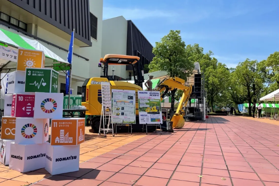 コマツ宮崎株式会社_都城店_外観と建機