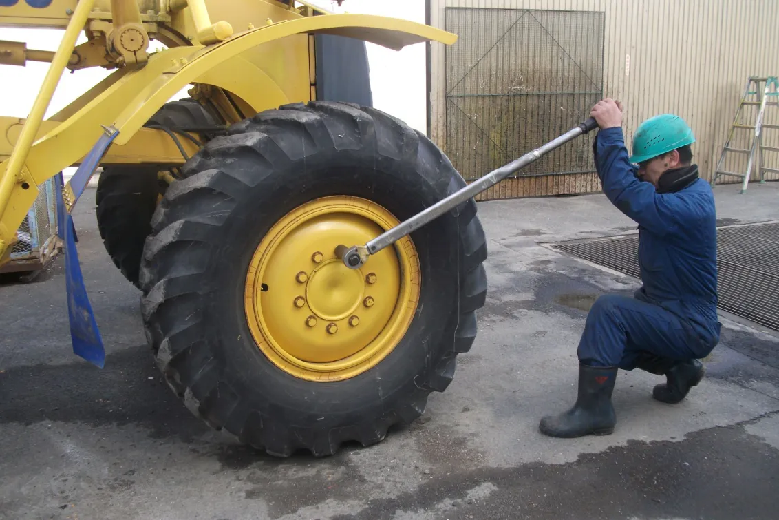 田中車輌_本社_整備風景