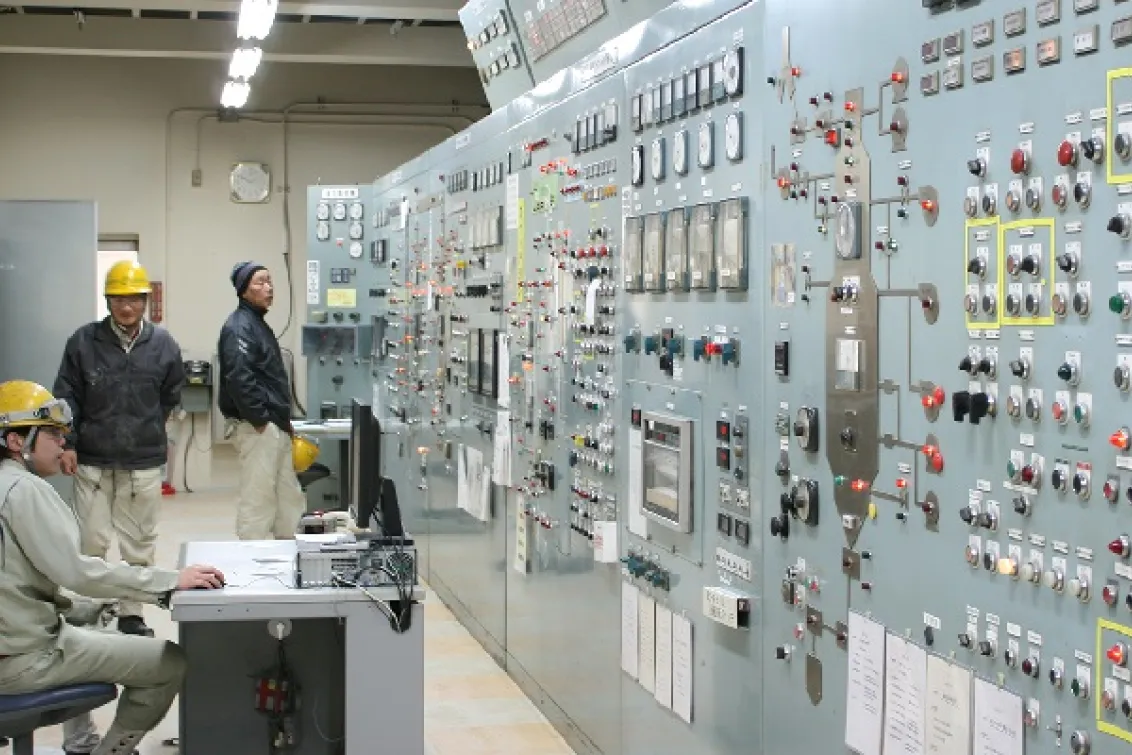 上田石灰製造株式会社_昼飯工場_作業風景