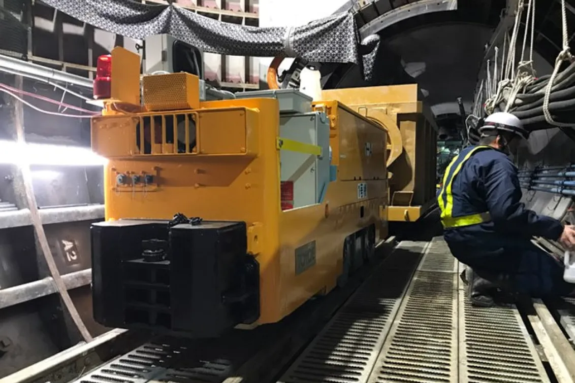 ケンサンリース株式会社_津久井機械センター_バッテリー機関車・サーボロコ1