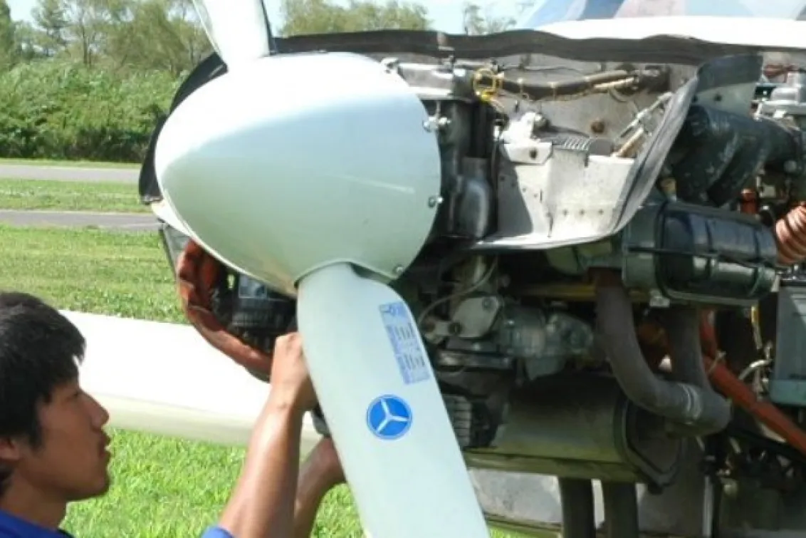 株式会社日本モーターグライダークラブ_工場_整備風景2