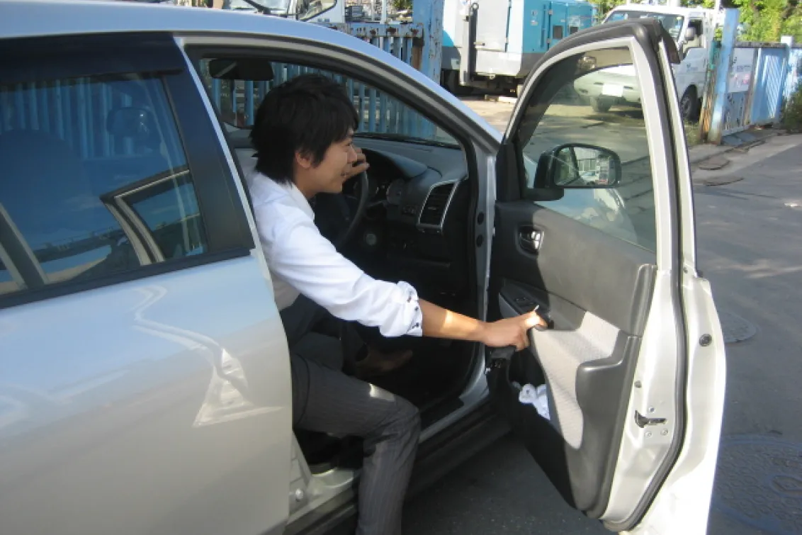 社用車に乗って外訪活動