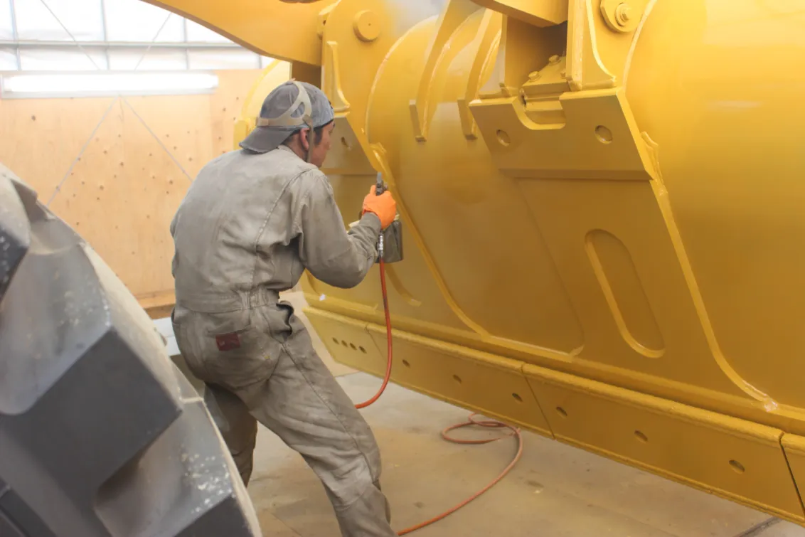 九州川崎建機株式会社_福岡本社_整備風景