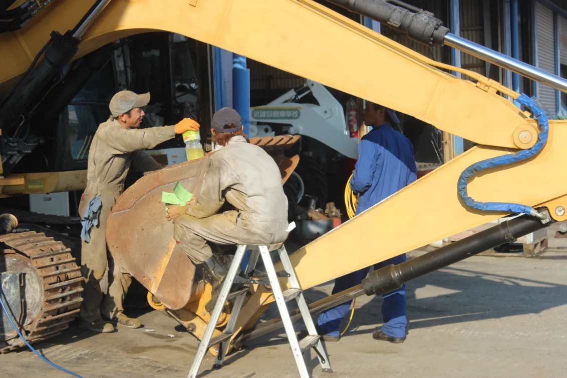 九州川崎建機株式会社_福岡本社_整備風景2