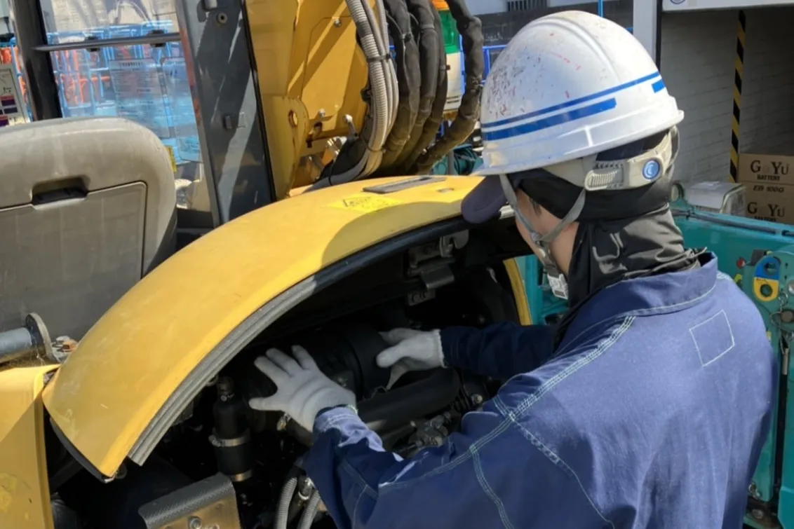 クレーンのエンジン点検作業（大阪東リースセンターにて）