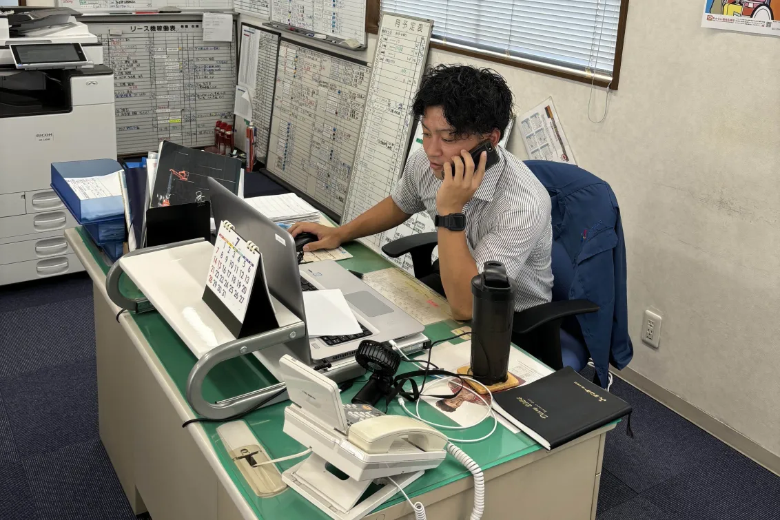 電話応対する営業所長