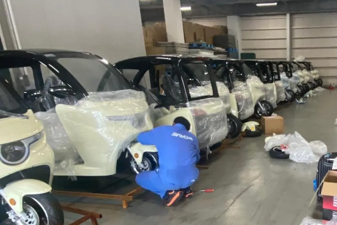 株式会社eMoBi_本社_整備風景3