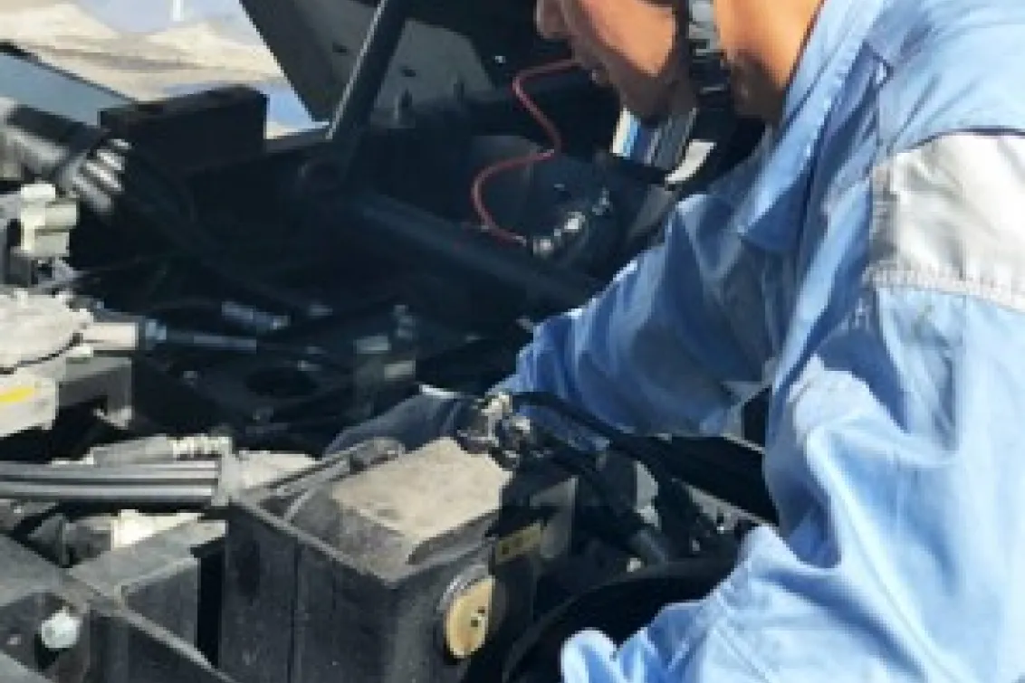 軌陸車テック株式会社_東京営業所_整備風景2
