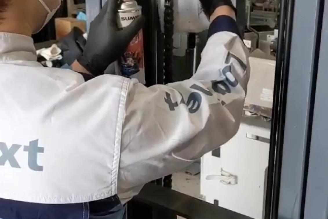 ニチユ製フォークリフト_日輸工業_チェーン清掃