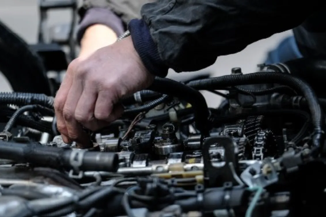 有限会社共立自動車商会_本社_整備風景1