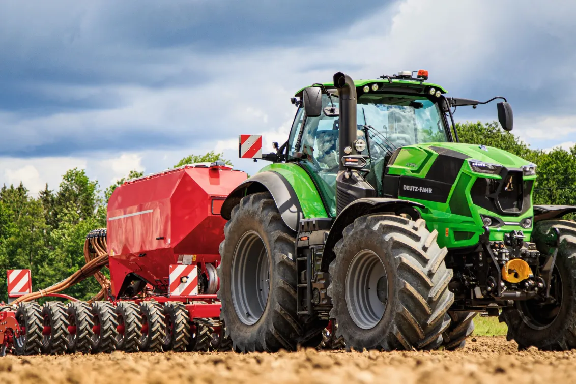 株式会社コーンズ・エージー_豊富支店_トラクター2