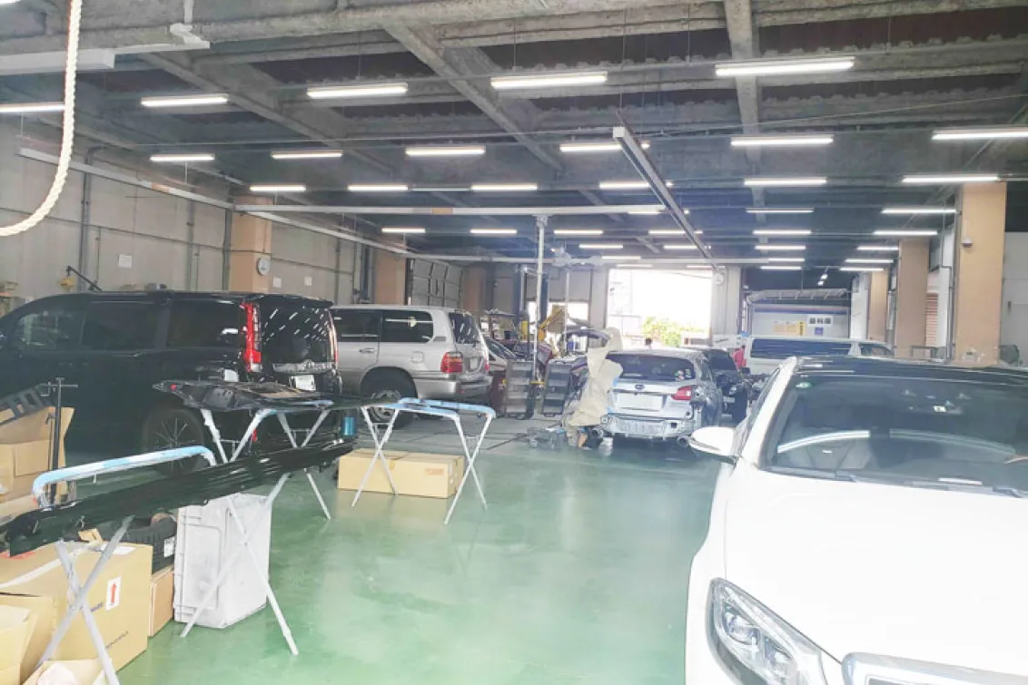 サンエー自動車工業有限会社_本店_自動車整備風景