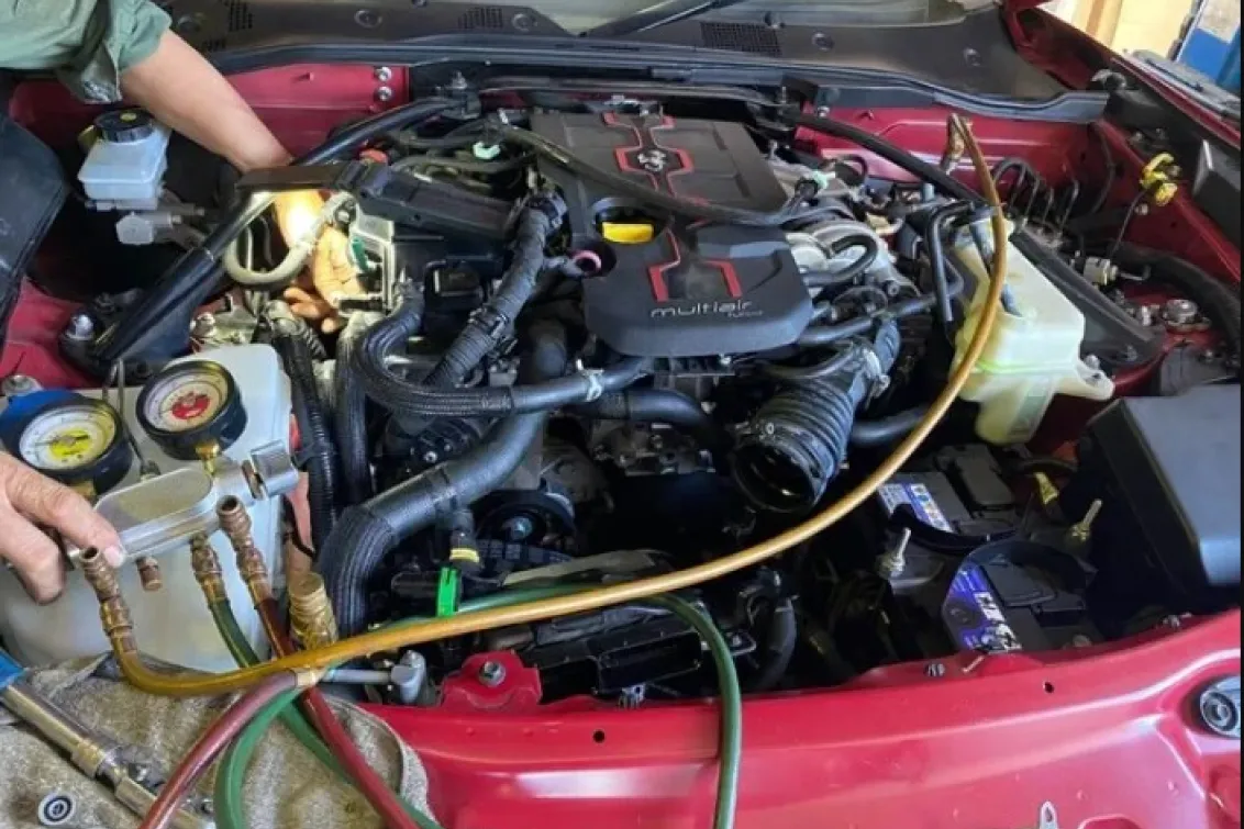 株式会社堀井商事_ホリイトレーディング_自動車整備風景