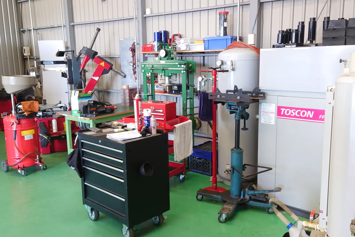 株式会社トーサイ_車検の速太郎熊谷店_工場内工具箱