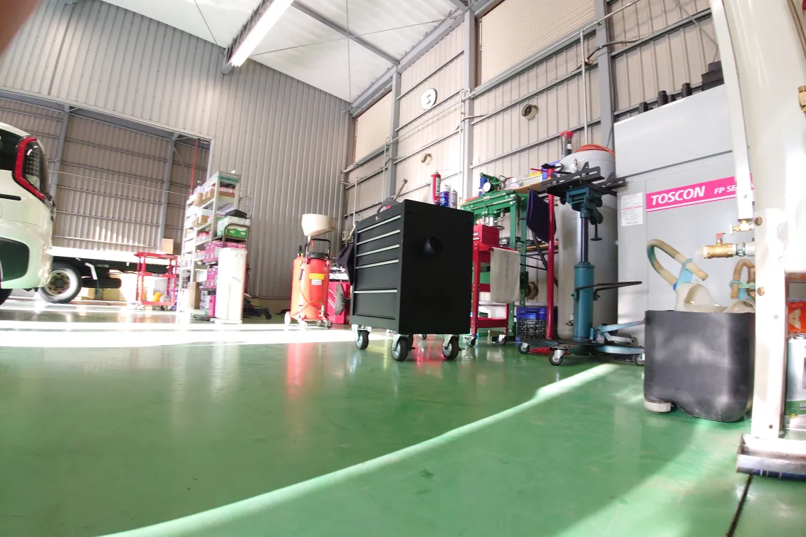 株式会社トーサイ_車検の速太郎熊谷店_工場内