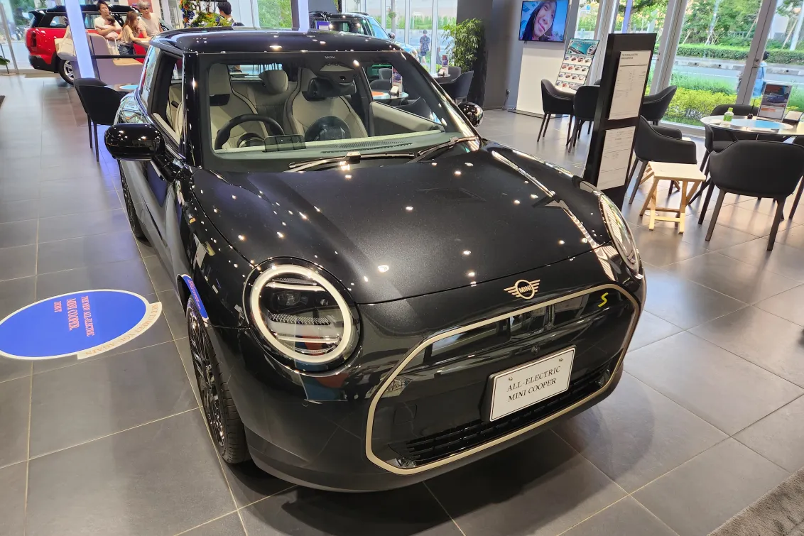 ウエインズインポートカーズ株式会社_MINIみなとみらい_店舗内装