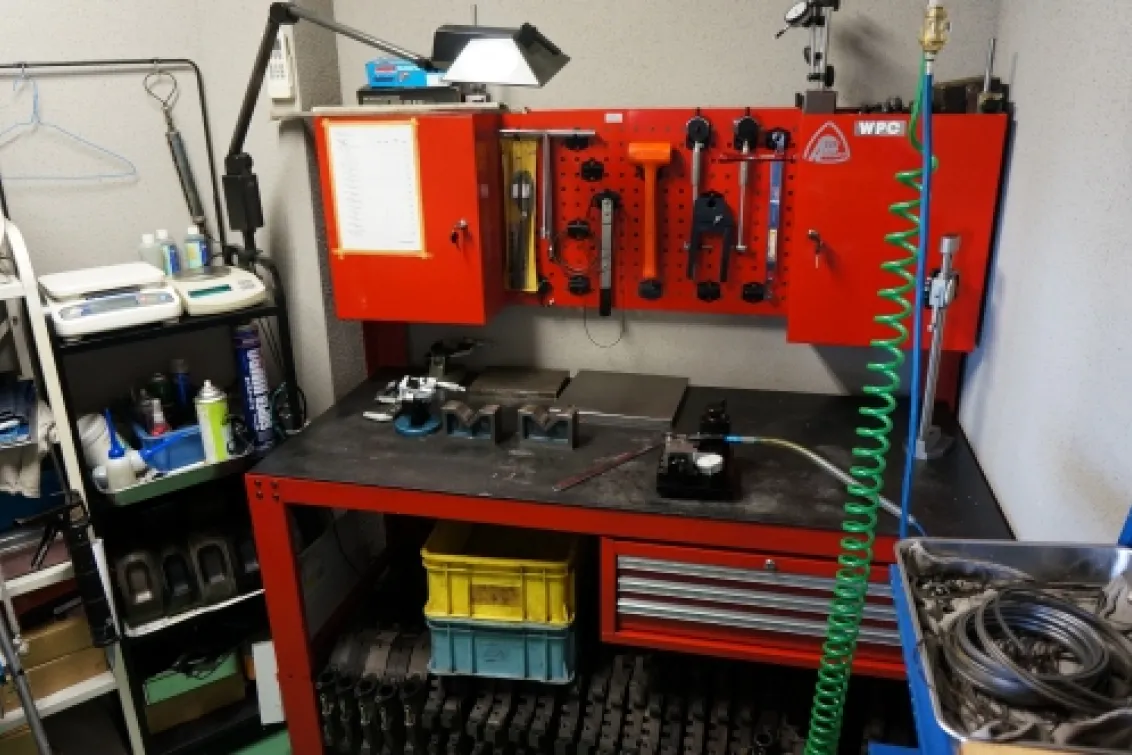 オートクラフト_自社内でｴﾝｼﾞﾝｵｰﾊﾞｰﾎｰﾙ作業を行う時に使用する部屋です。 的確な温度管理で測定値の誤差を最小限に留めています。