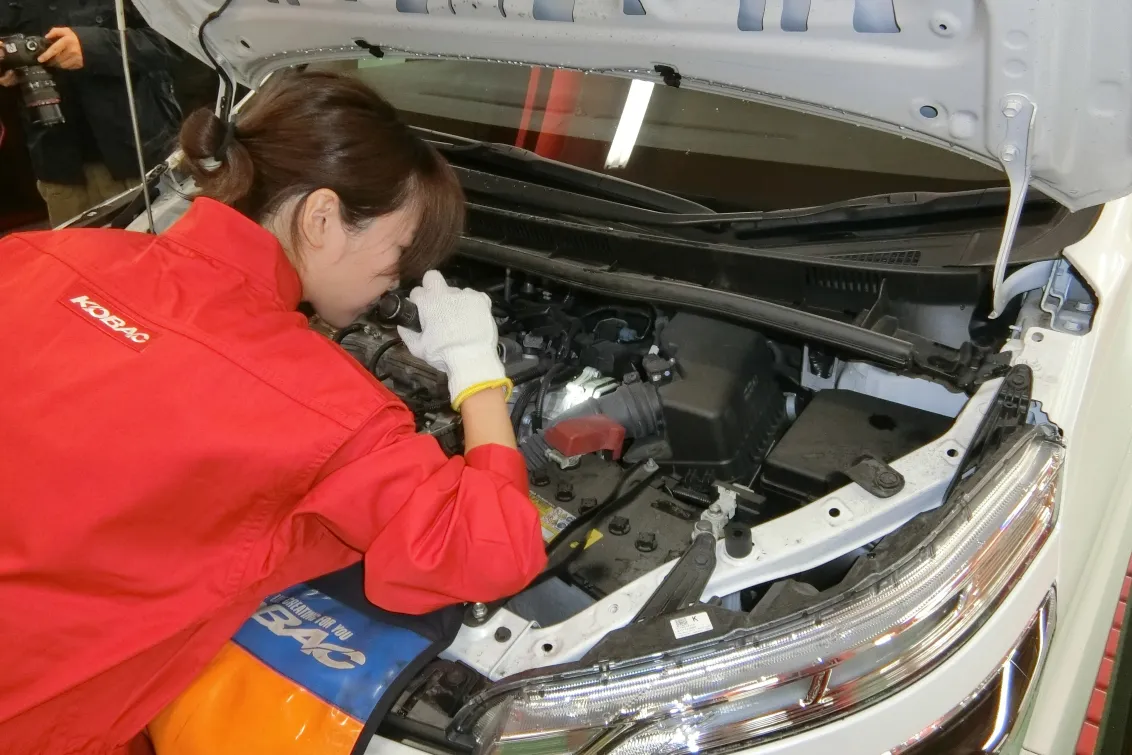 株式会社コバックインターナショナル_コバックカーズ岐南店_整備作業中