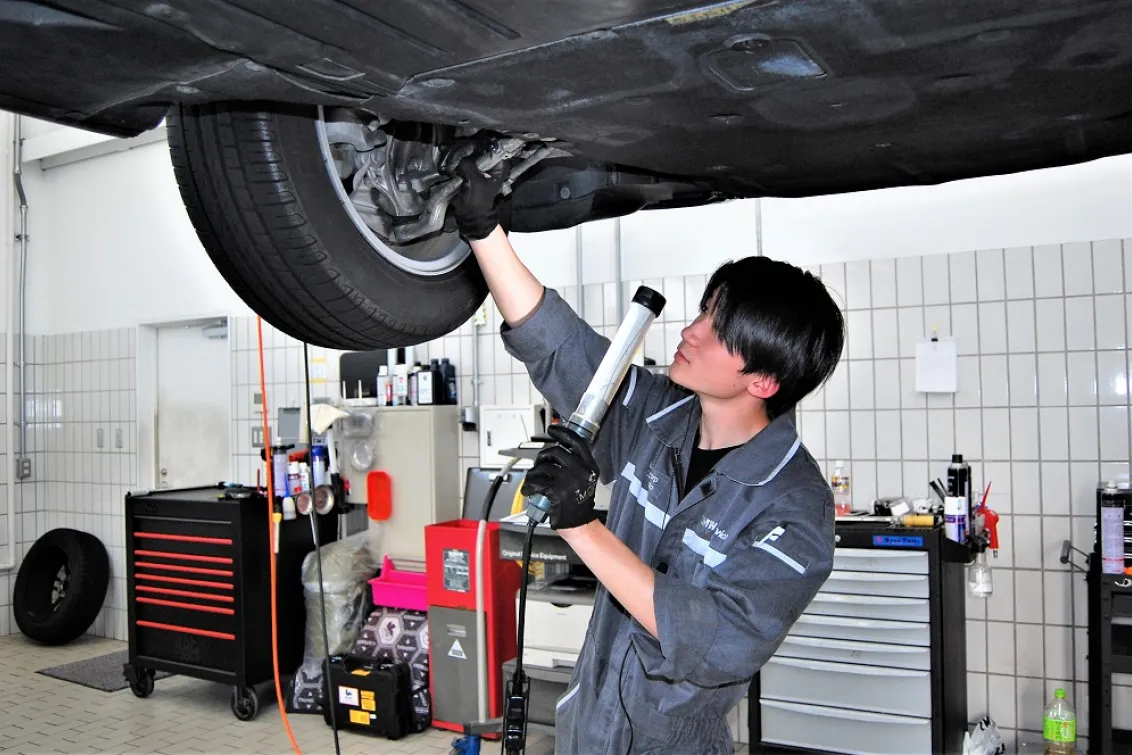 BMW_株式会社アルコン_鳥取営業所_スタッフ作業