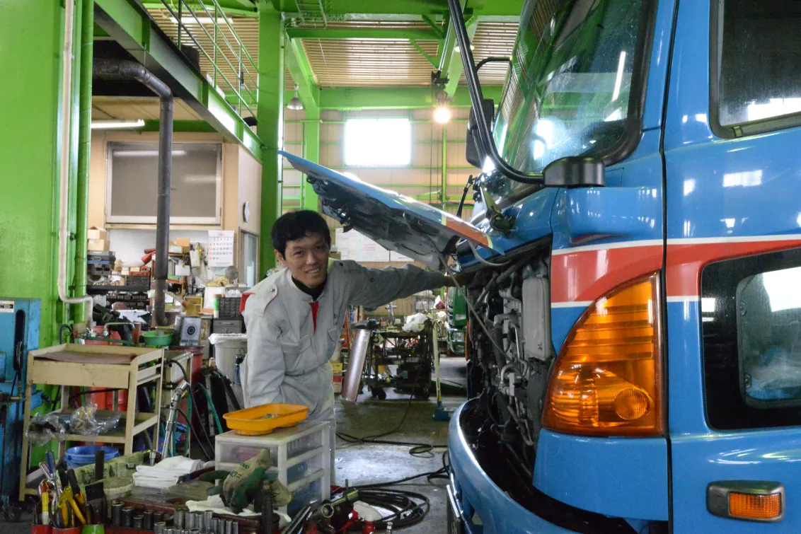 吉川自動車運送株式会社_サービス部_自動車整備風景