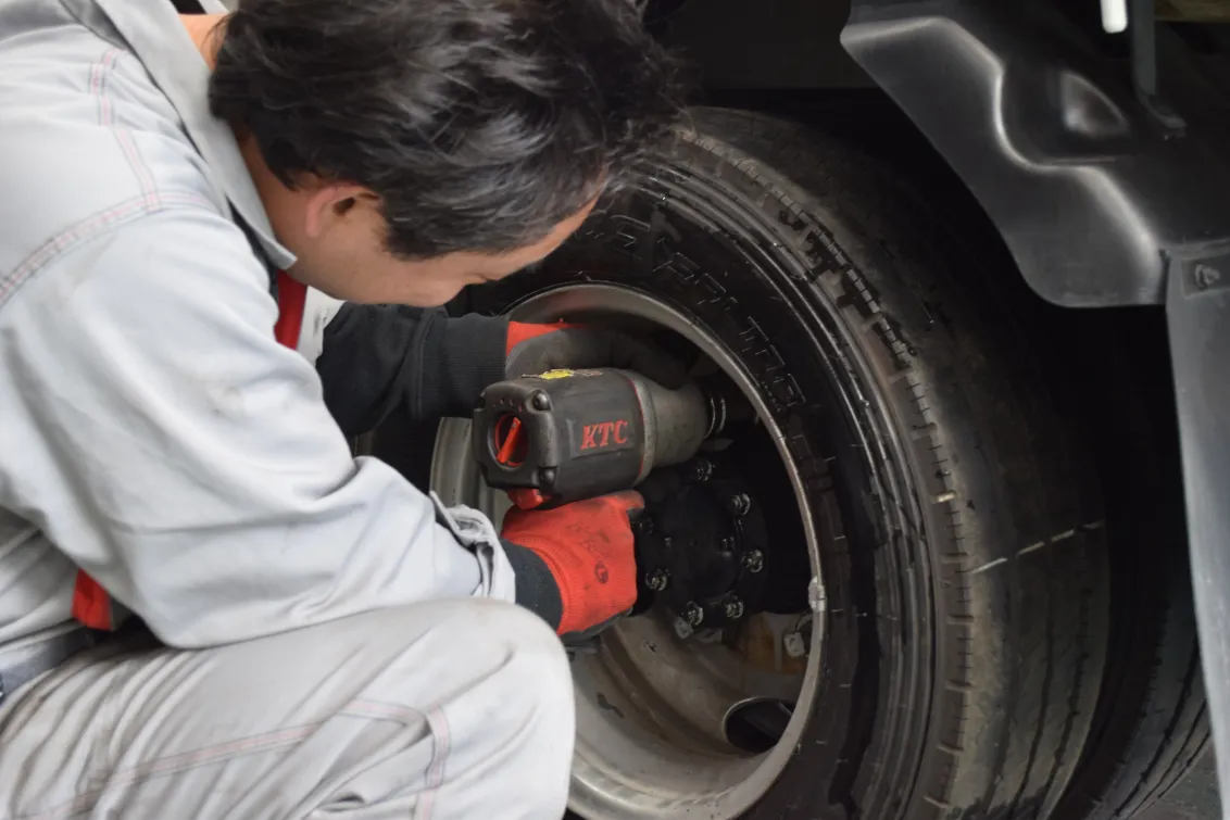 株式会社エムイーエス_整備風景