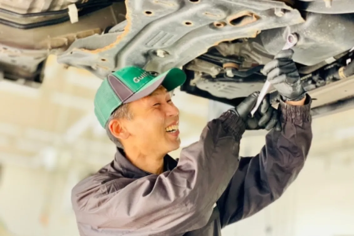 IDOM _浜松宮竹整備工場_スタッフ作業