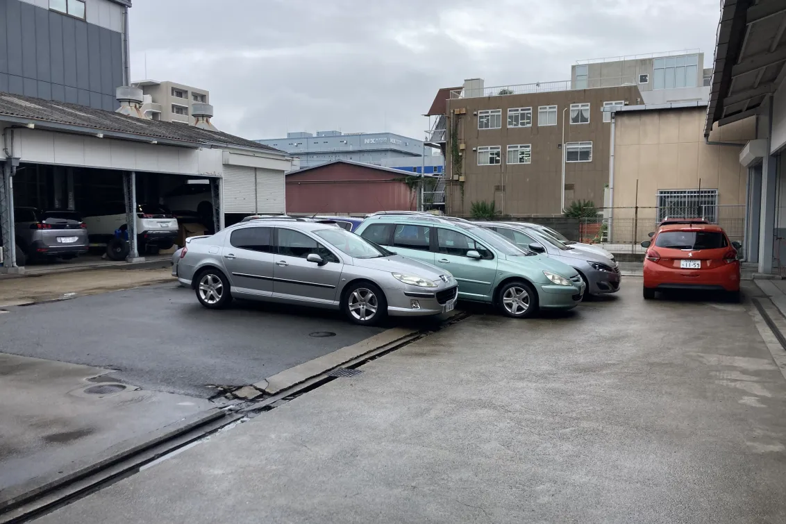 プジョー_（株）K・バロウ_本店_工場_車両保管場所