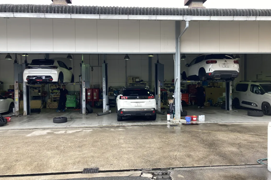 プジョー_（株）K・バロウ_本店_整備場所2