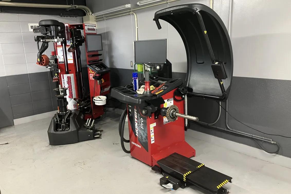 株式会社シュテルン広島_メルセデス・ベンツ広島西_大型タイヤチェンジャーとホイールバランサー