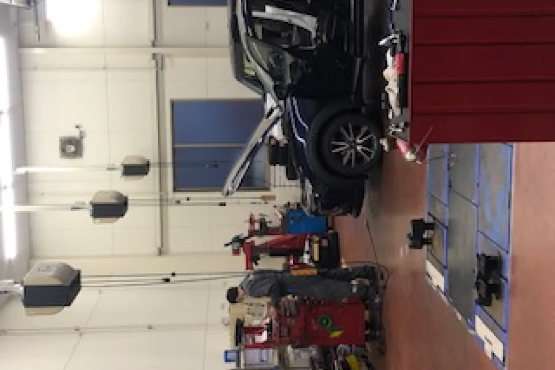 株式会社倉嶋自動車商会_アップル車検クラシマ・マツダオートザム_工場内