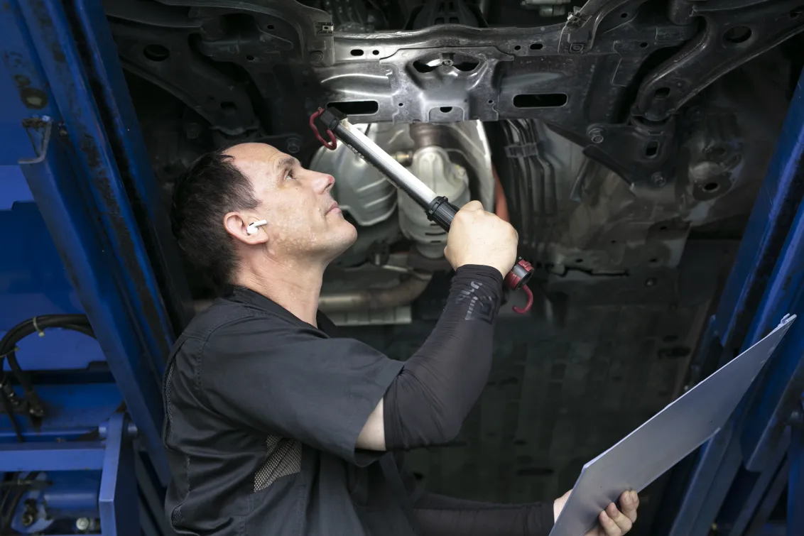 美濃加茂車検センター＿作業風景3