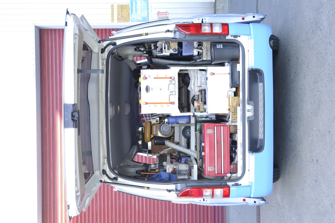 メンテナンスカーには小さな整備工場1つ分くらいの工具や部品が載っています。コンプレッサーやエアホースリールも搭載。