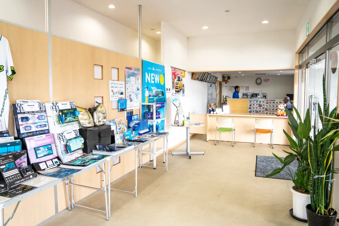 有限会社エイ・ワン・モーター販売_店舗内装