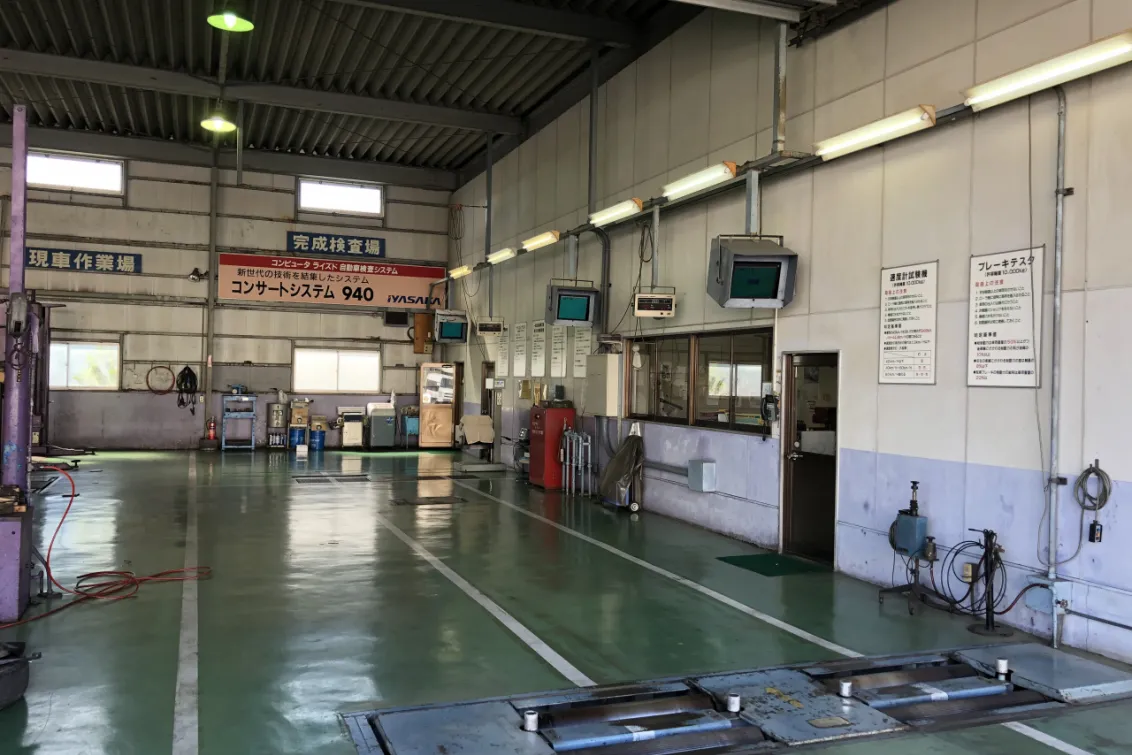 アイワ自動車工業_店舗内装