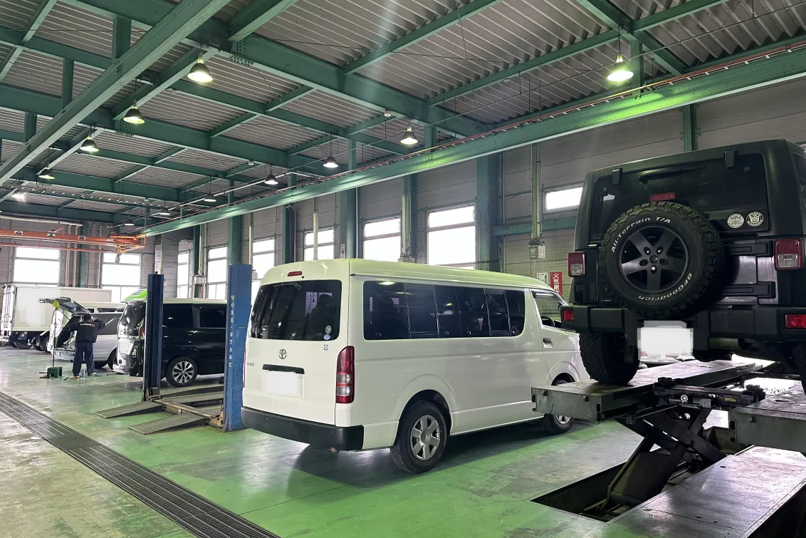 小型整備工場_リフト7台完備_整備車両
