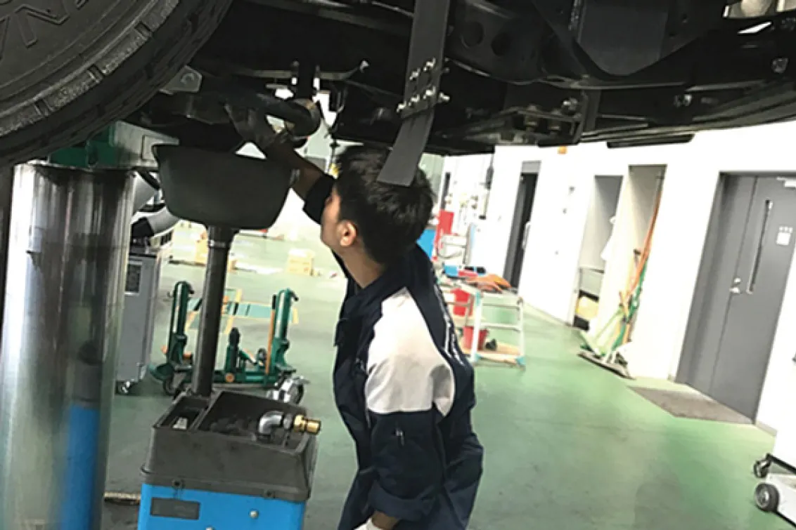 関東オートサービス株式会社_本店_自動車整備風景