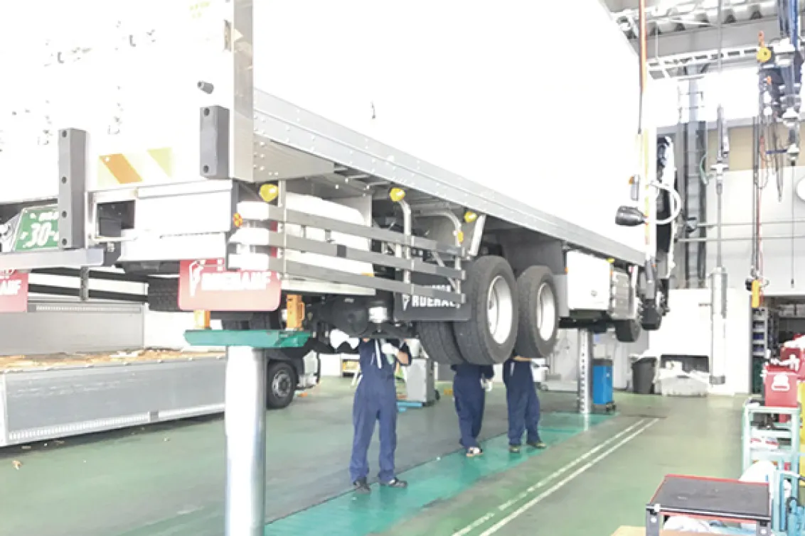 関東オートサービス株式会社_本店_自動車整備風景2