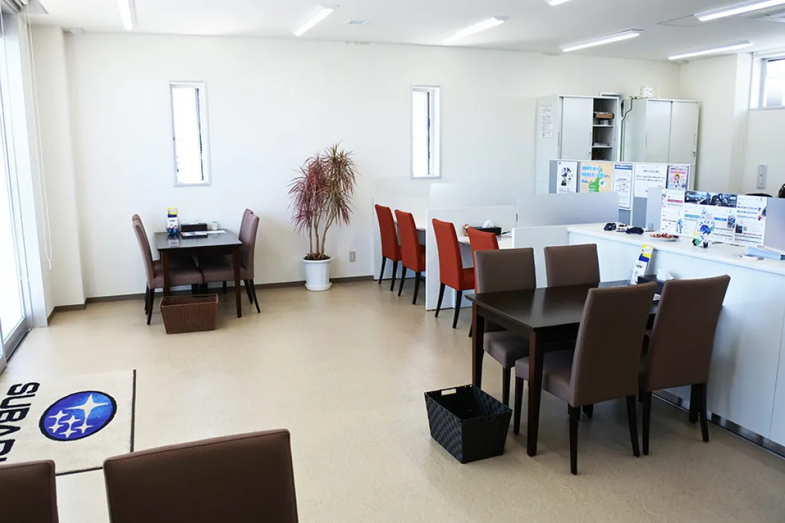 岐阜スバル自動車株式会社_カースポット四日市_店舗内観