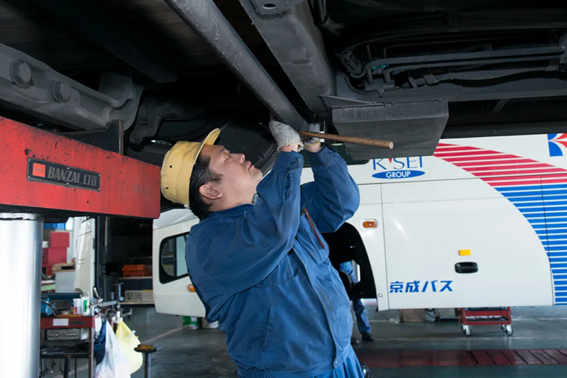 京成自動車整備株式会社_船橋整備工場_整備風景