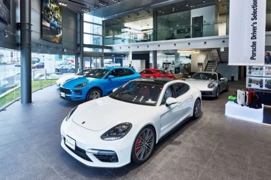 ポルシェ滋賀＿店内