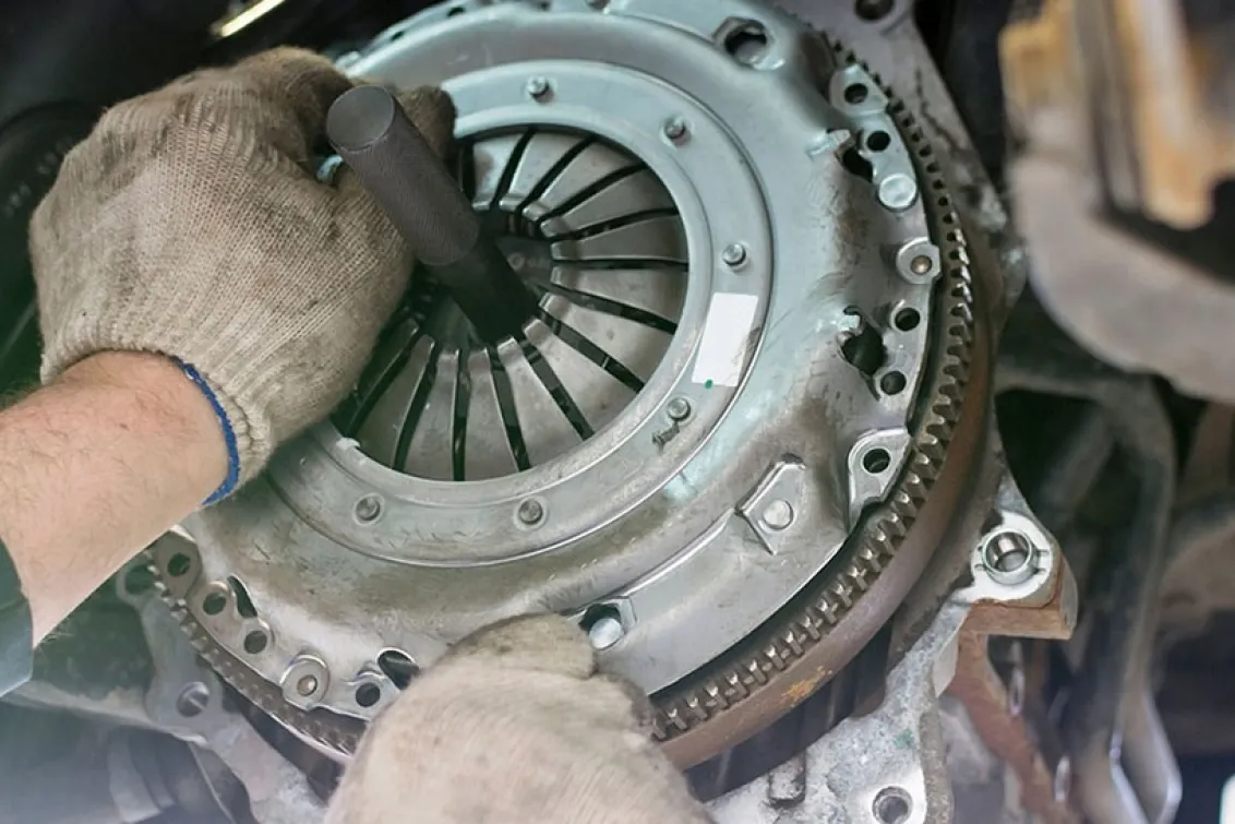 有限会社スズカ自動車_整備工場_クラッチ整備