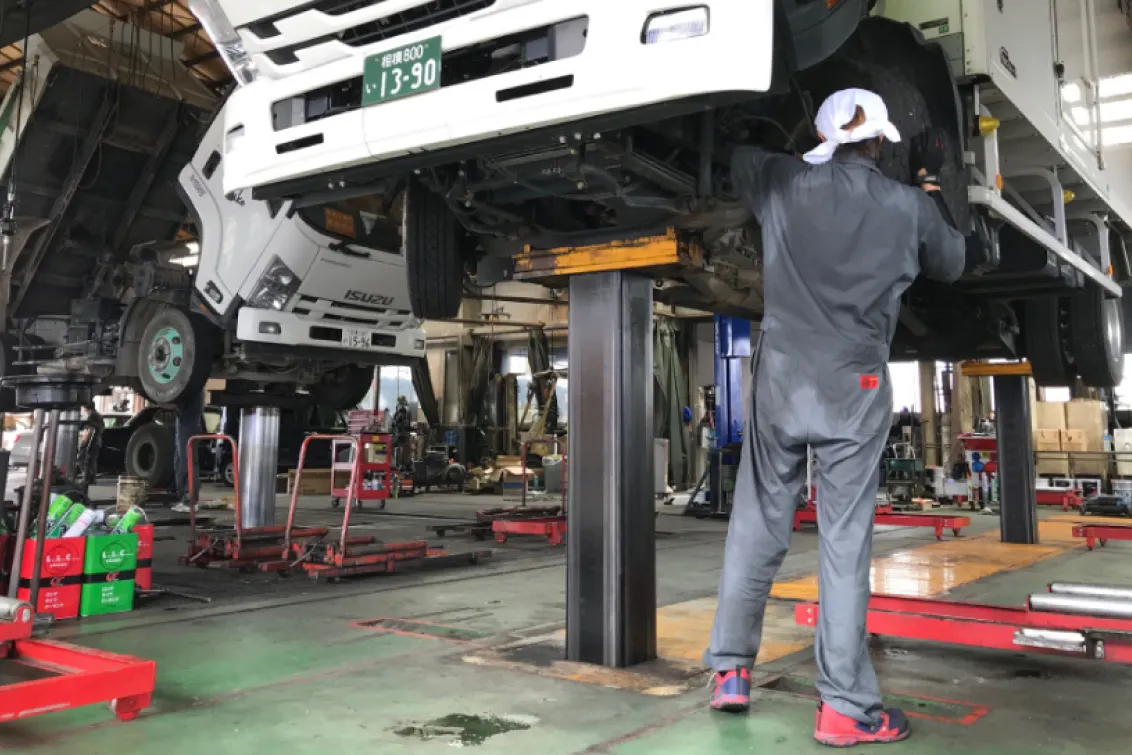 鈴木自動車総業株式会社_整備風景写真