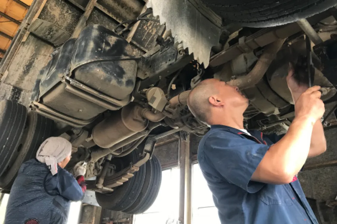 鈴木自動車総業株式会社_整備風景写真
