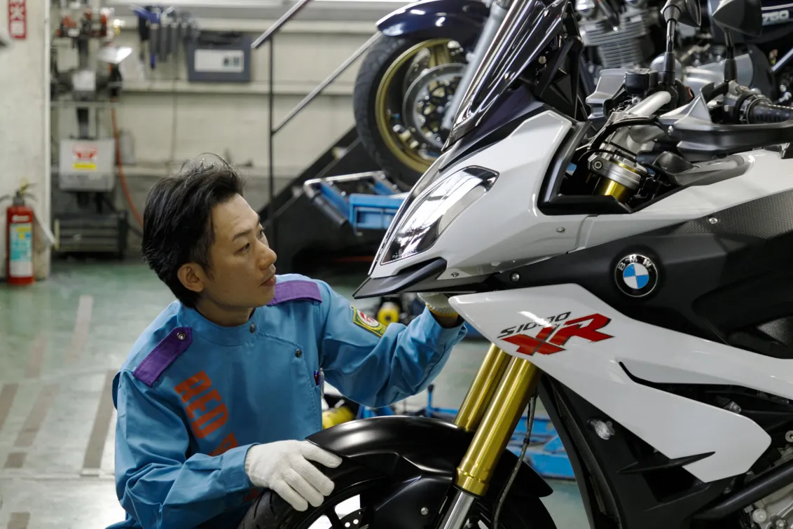 株式会社レッドバロン_博多店_整備風景